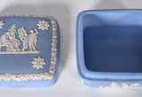 Duas pequenas peças inglesas de Wedg wood na co... - Duas pequenas peças inglesas de Wedg wood na cor azul e branca, sendo um prato redondo e uma caixa retangular.