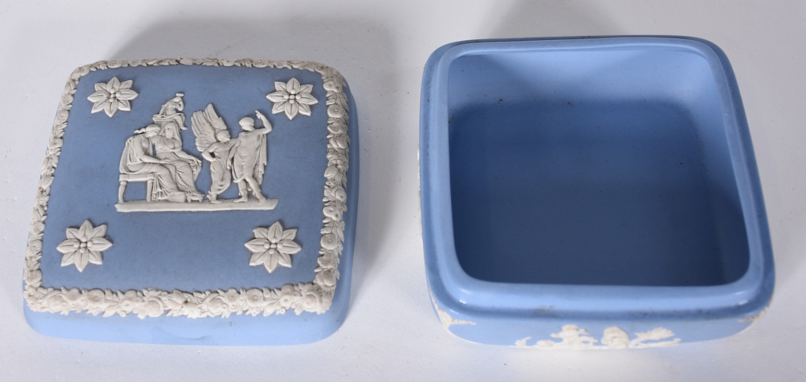 Duas pequenas peças inglesas de Wedg wood na cor azul e branca, sendo... - foto 2 de 3