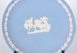 Duas pequenas peças inglesas de Wedg wood na co... - Duas pequenas peças inglesas de Wedg wood na cor azul e branca, sendo um prato redondo e uma caixa retangular.