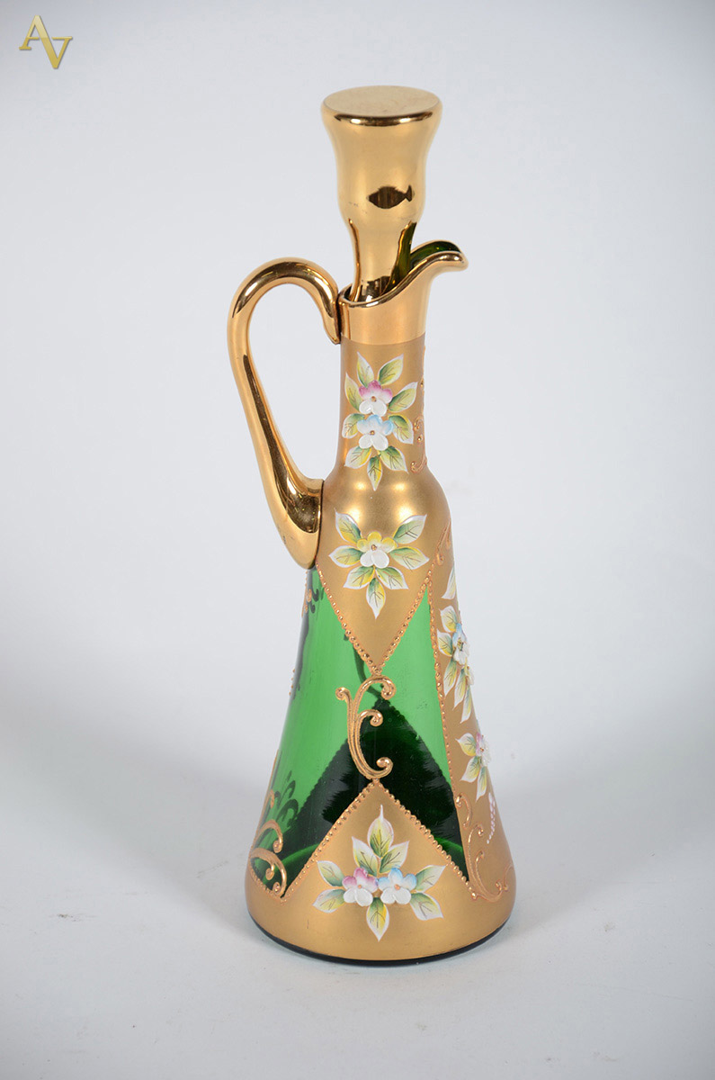 Licoreira tcheca de cristal verde com dourado. Alt. 28 cm.