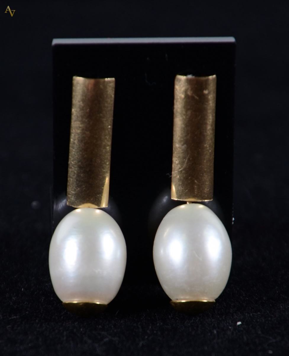 Par de brincos de ouro 18 k com madrepérolas. Peso: 0.5.gr.