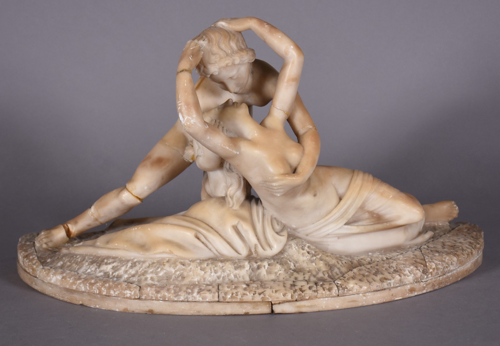 Estatueta de alabastro representando casal, faltando as asas e com... - foto 1 de 11