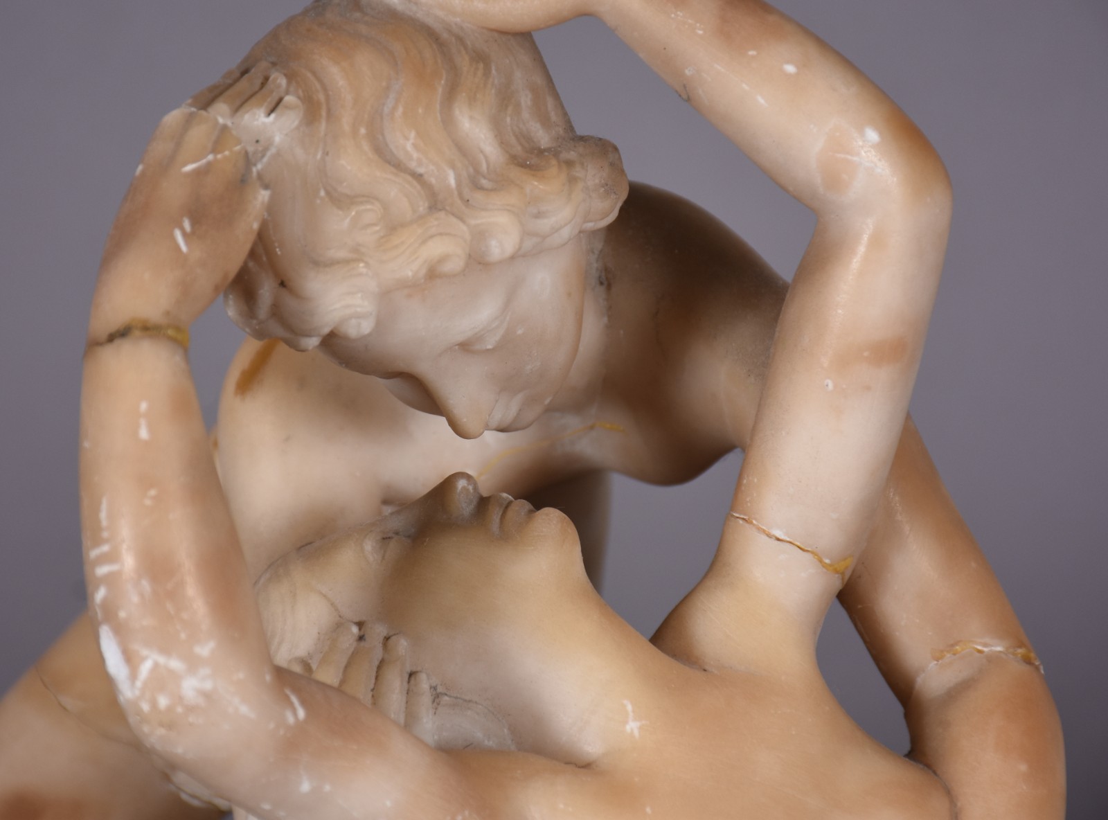 Estatueta de alabastro representando casal, faltando as asas e com... - foto 2 de 11
