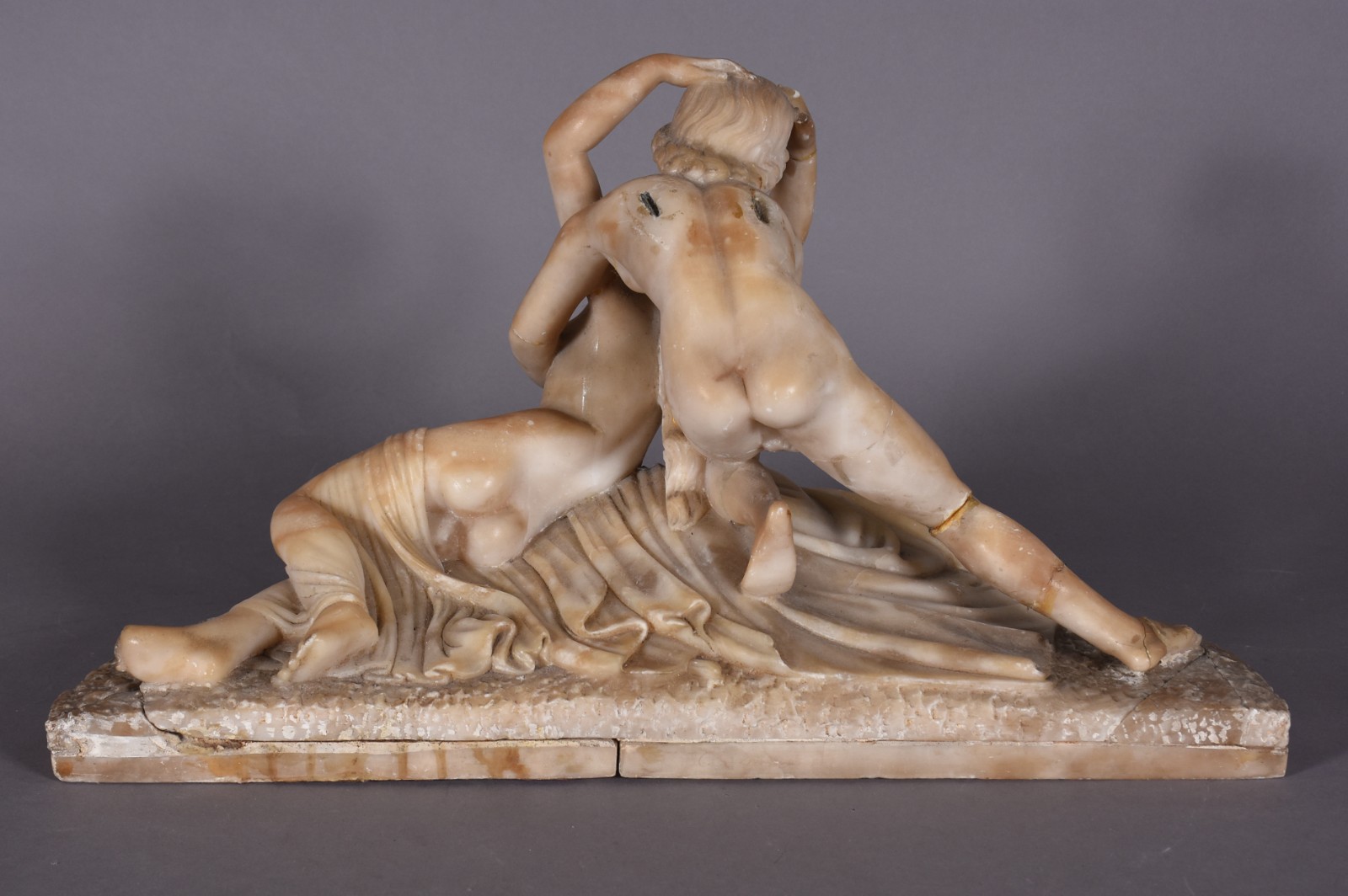 Estatueta de alabastro representando casal, faltando as asas e com... - foto 4 de 11