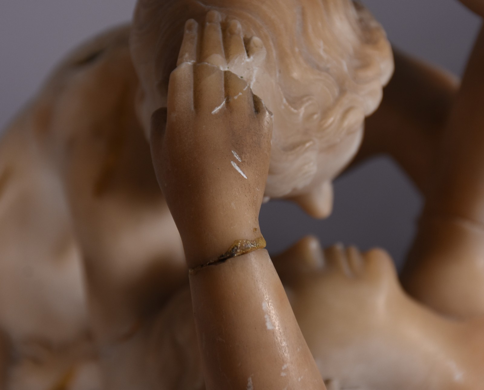 Estatueta de alabastro representando casal, faltando as asas e com... - foto 5 de 11