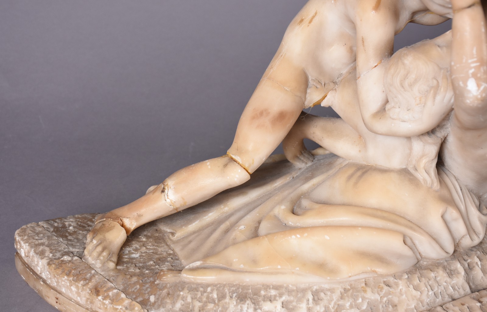 Estatueta de alabastro representando casal, faltando as asas e com... - foto 7 de 11