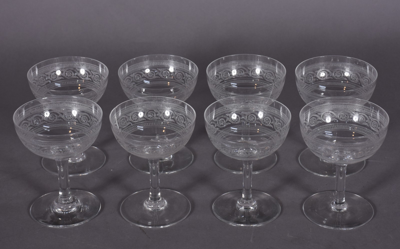 Oito taças para champagne de cristal europeu lavrado com guirlandas. - foto 1 de 4
