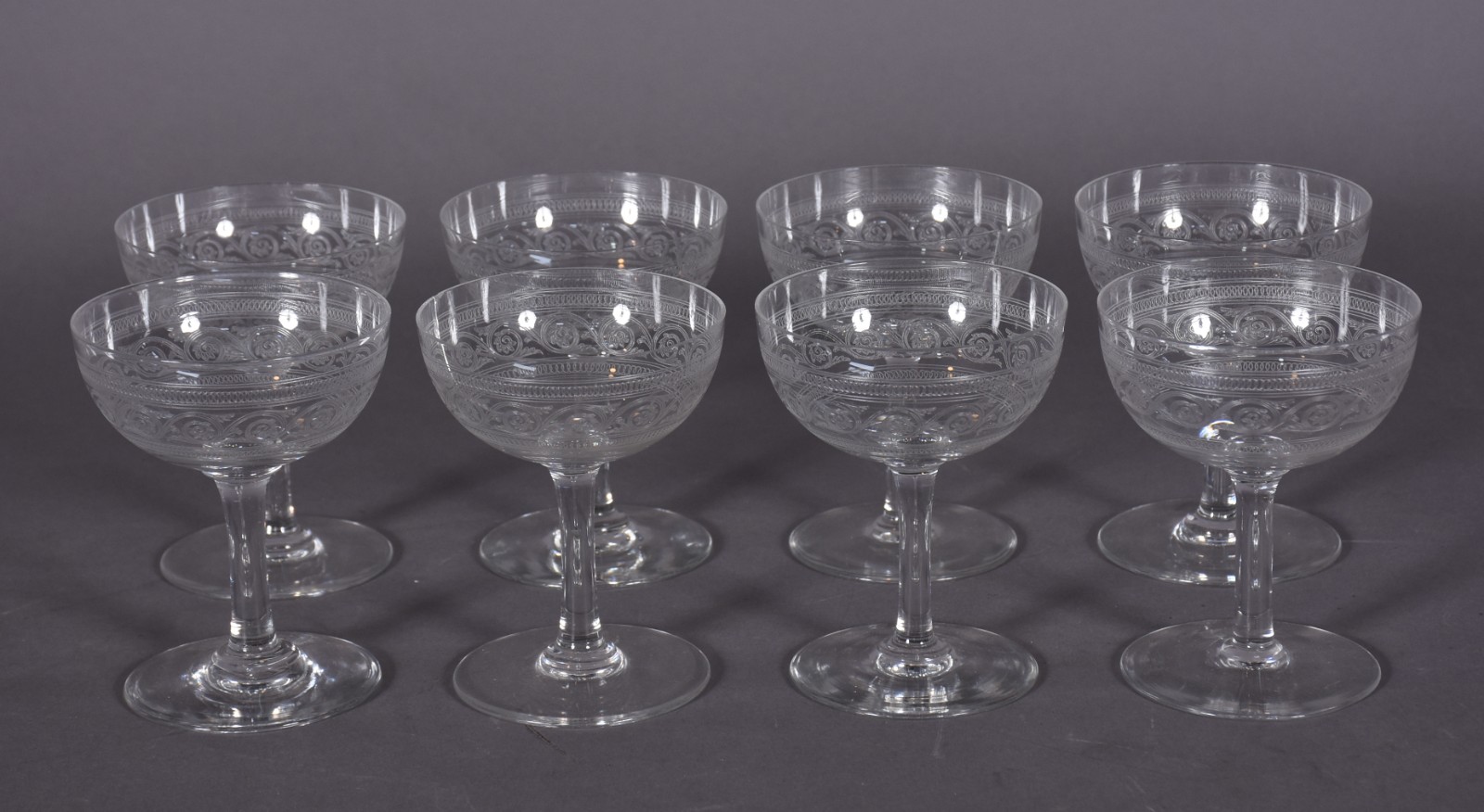 Oito taças para champagne de cristal europeu lavrado com guirlandas. - foto 2 de 4