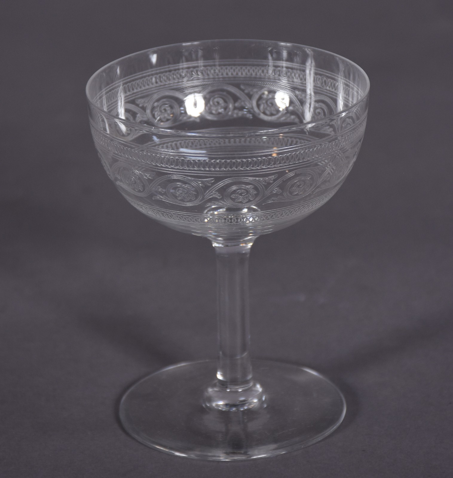 Oito taças para champagne de cristal europeu lavrado com guirlandas. - foto 3 de 4