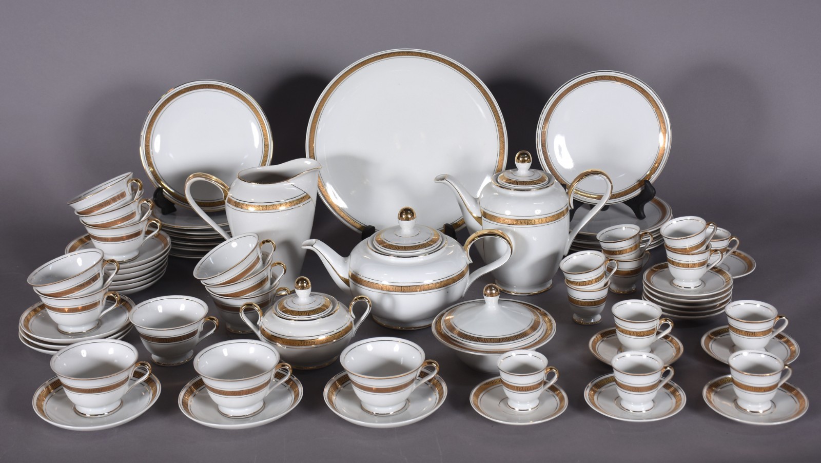 Serviço de chá e café de porcelana MAUÁ na cor branca com grega... - foto 1 de 8