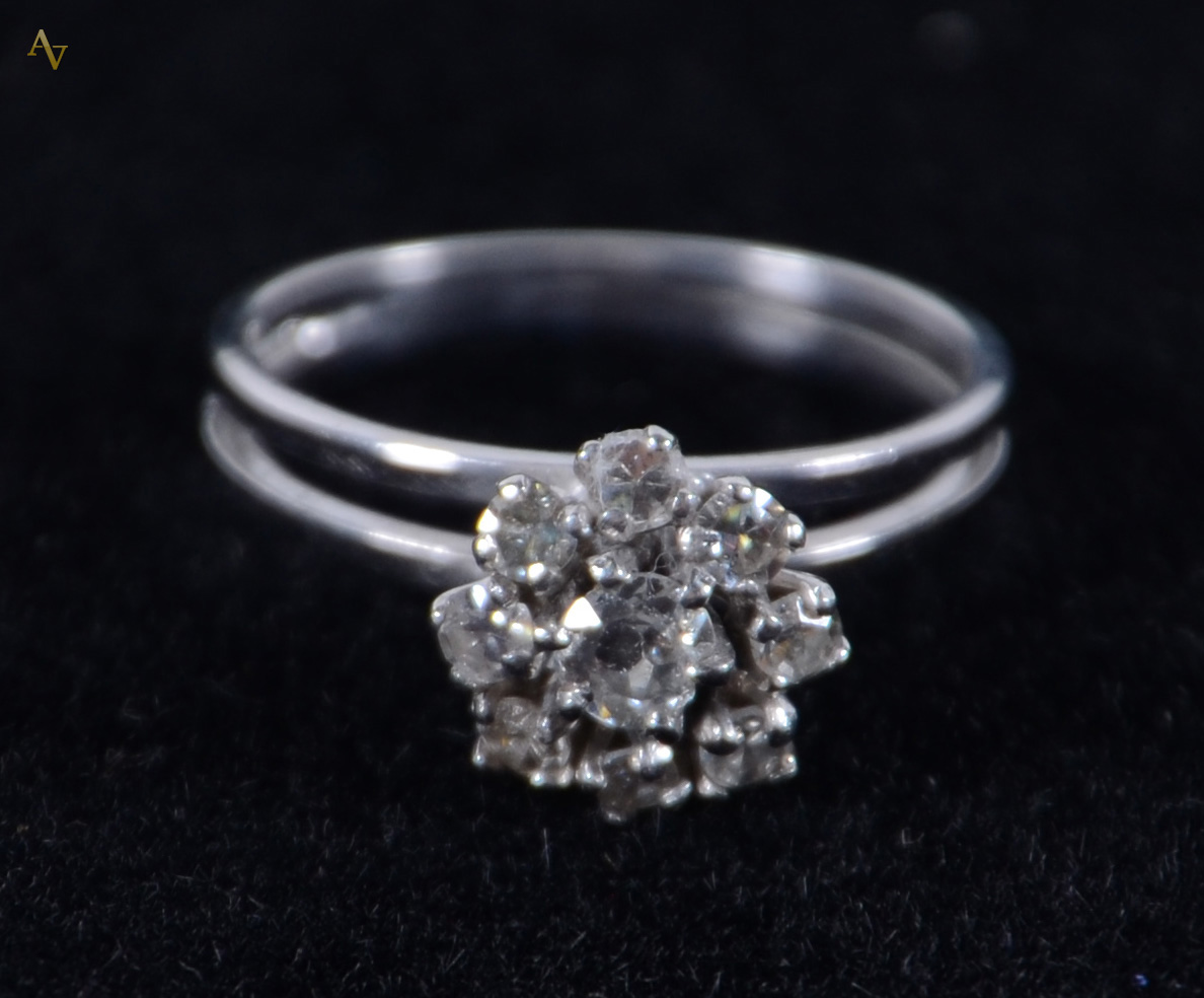 Anel chuveiro de ouro branco 0.50 ct - peso: 2.6 gr.