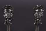 Par de castiçais de prata contraste 800 mls., d... - Par de castiçais de prata contraste 800 mls., decorado com flores e concheados em relevo. Peso da prata: 1520 g. (Por motivos de segurança a peç...