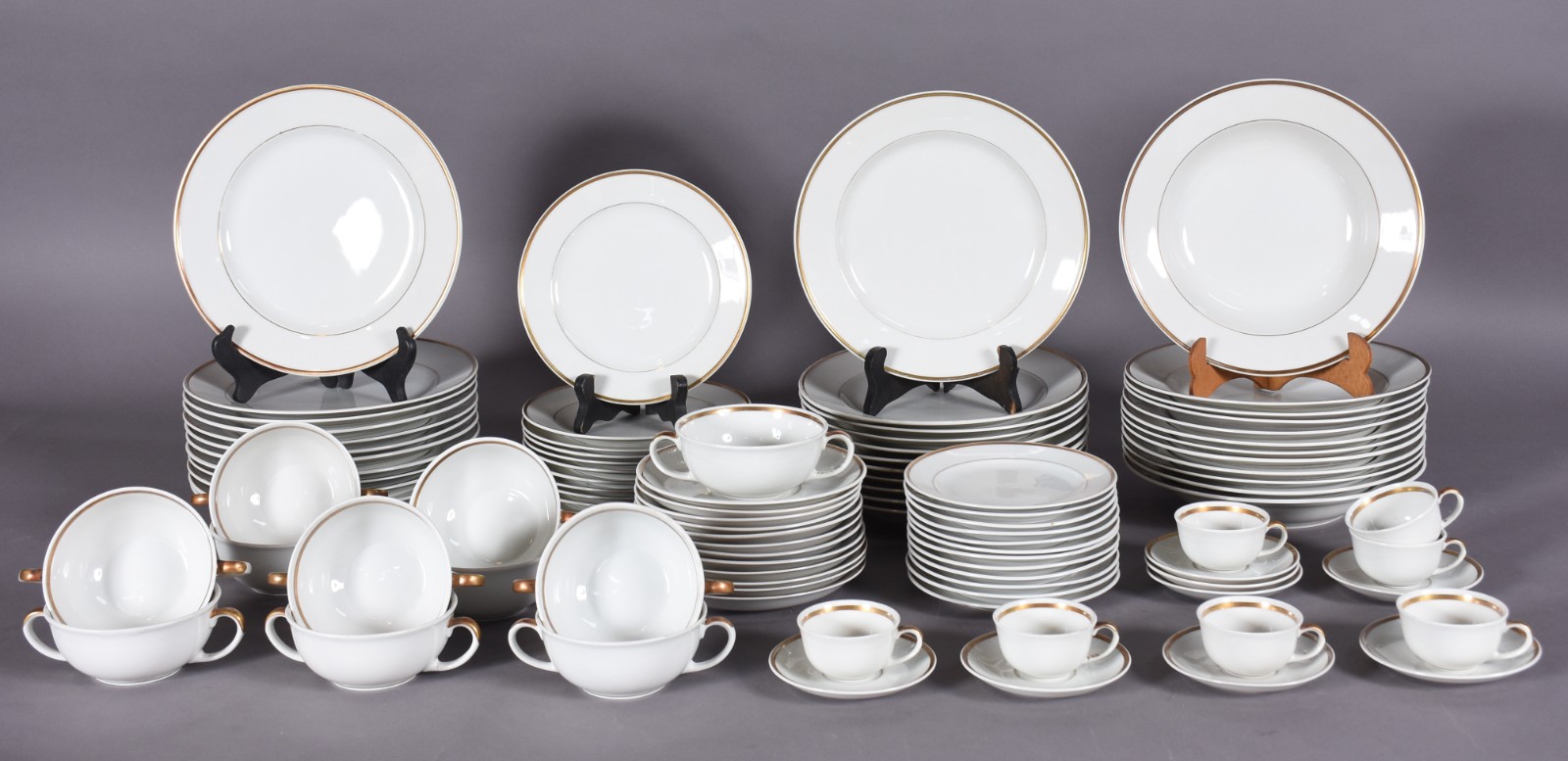 Serviço de jantar e café de porcelana polonesa na cor branca com... - foto 1 de 5