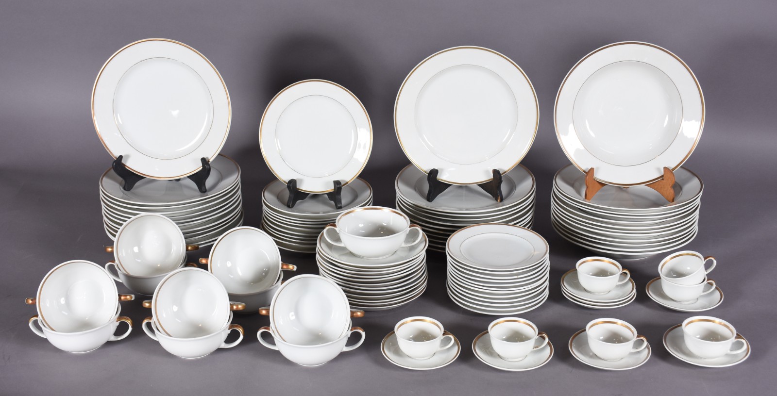 Serviço de jantar e café de porcelana polonesa na cor branca com... - foto 2 de 5