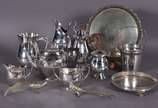 Diversas peças de metal prateado, sendo 2 salva... - Diversas peças de metal prateado, sendo 2 salvas redondas, 2 jarras para água, balde de gelo, conjunto de bule e açucareiro com alça de madeira;...