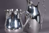 Diversas peças de metal prateado, sendo 2 salva... - Diversas peças de metal prateado, sendo 2 salvas redondas, 2 jarras para água, balde de gelo, conjunto de bule e açucareiro com alça de madeira;...