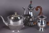 Diversas peças de metal prateado, sendo 2 salva... - Diversas peças de metal prateado, sendo 2 salvas redondas, 2 jarras para água, balde de gelo, conjunto de bule e açucareiro com alça de madeira;...