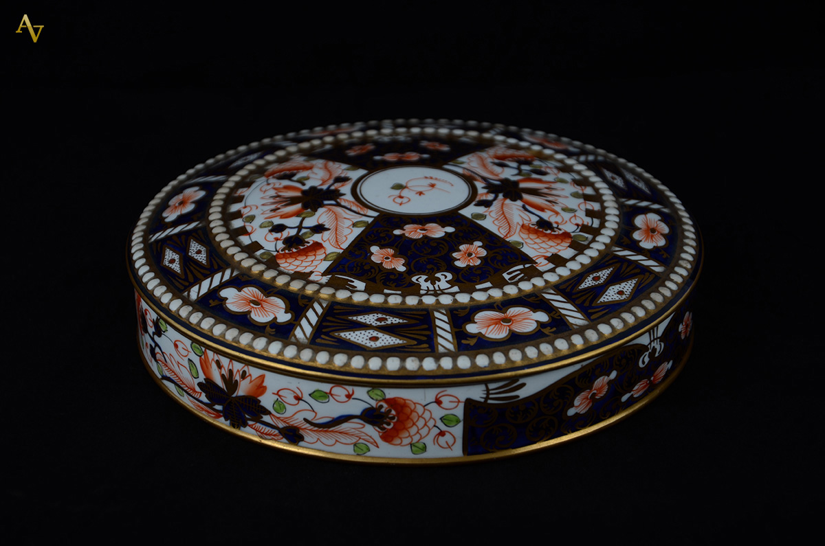 Caixa redonda de porcelana inglesa decorada com flores em salmon e...