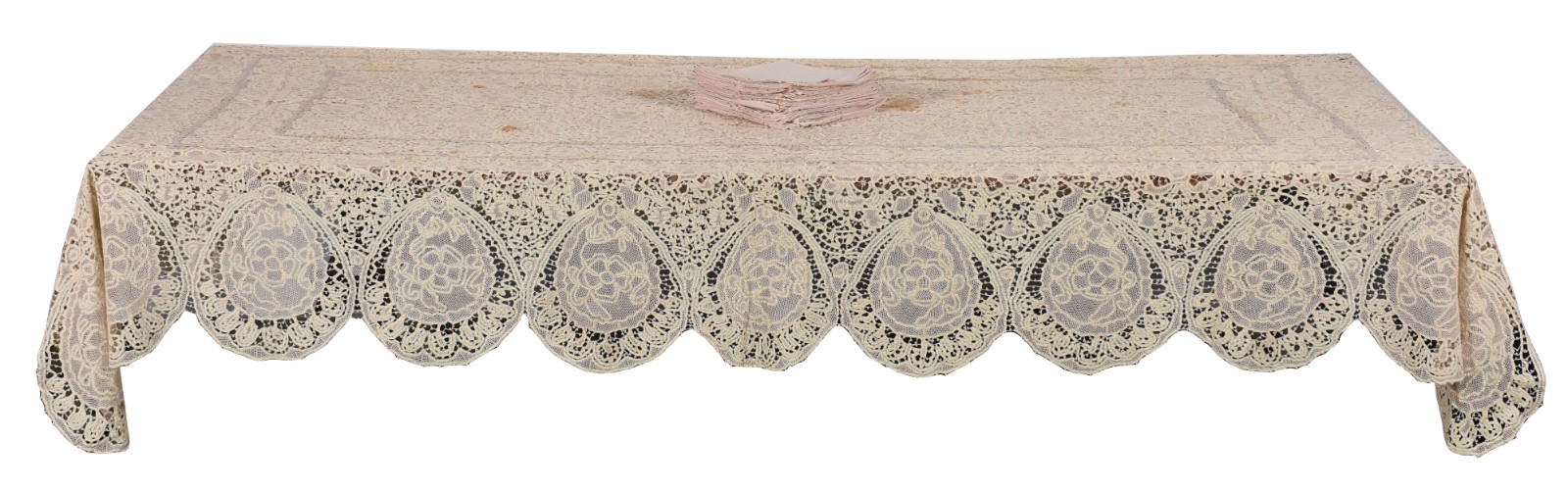 Toalha de mesa na cor bege. Acompanham 24 guardanapos. Com algumas... - foto 1 de 6
