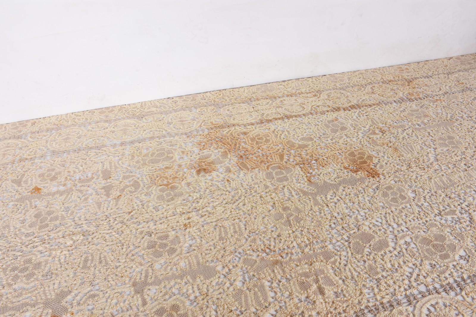 Toalha de mesa na cor bege. Acompanham 24 guardanapos. Com algumas... - foto 4 de 6