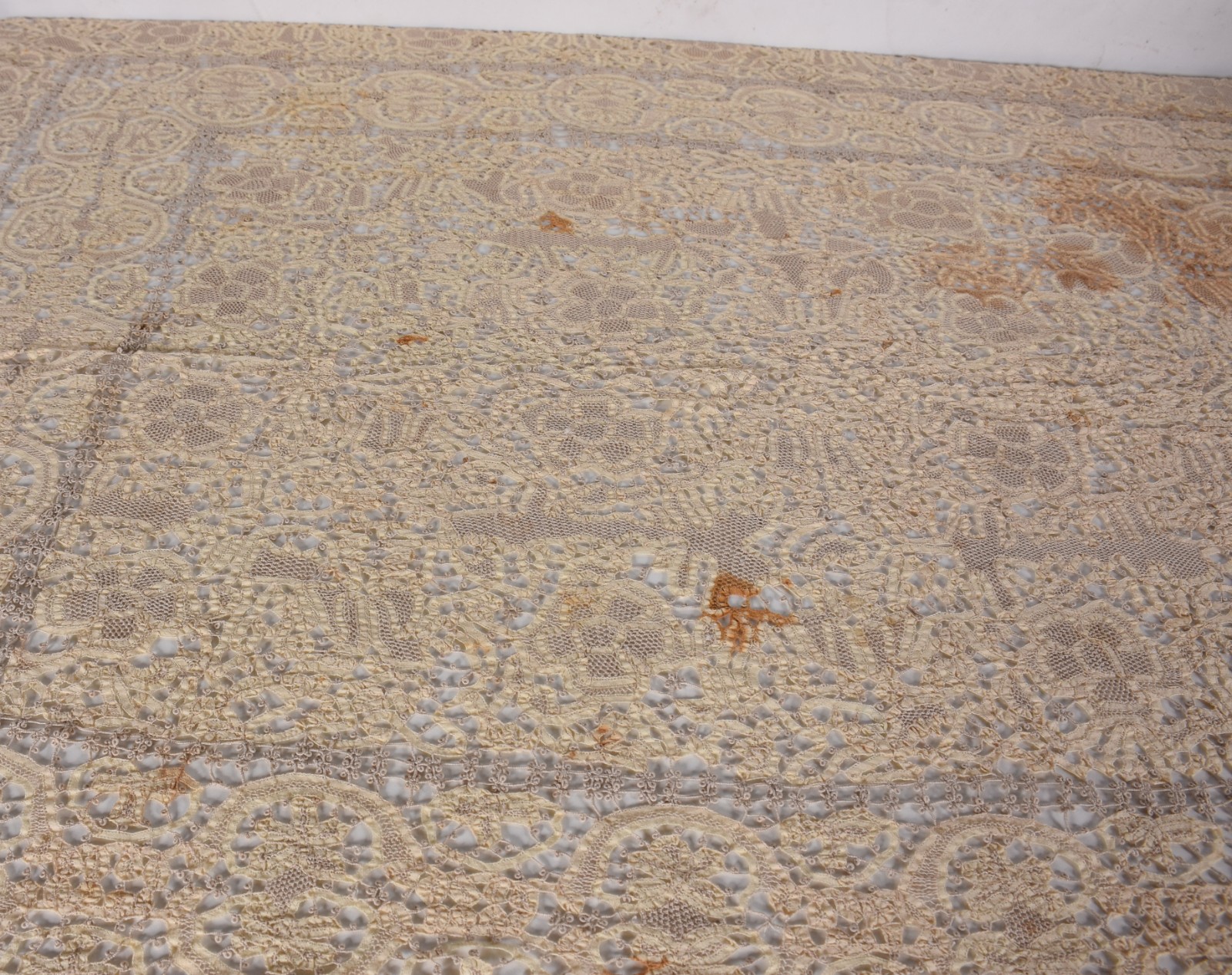 Toalha de mesa na cor bege. Acompanham 24 guardanapos. Com algumas... - foto 6 de 6