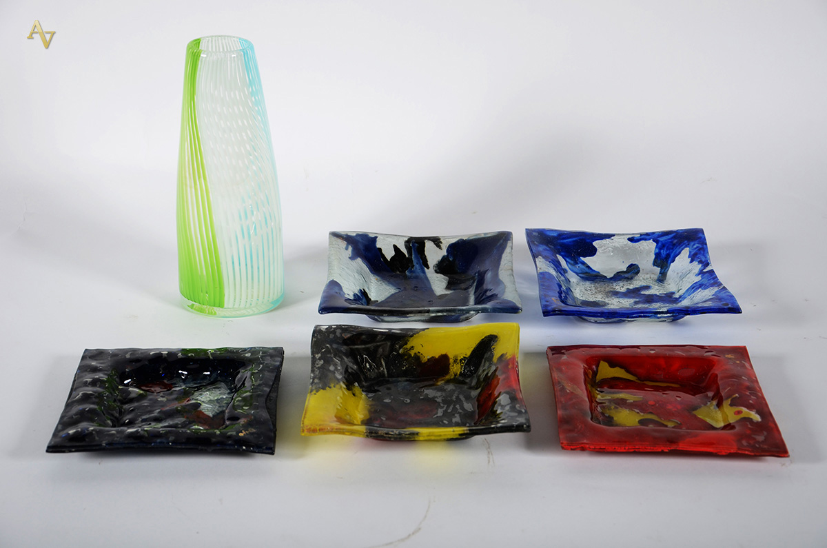 Seis peças de murano, sendo 5 cinzeiros (med. 20 x 20 cm) e 1 vaso...