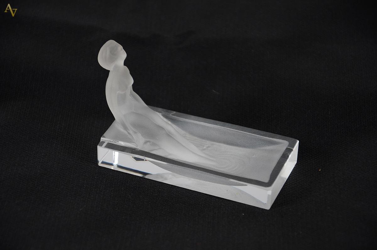 Lady In Pool . Escultura/ Vide-Poches Art Déco de cristal acetinado e...