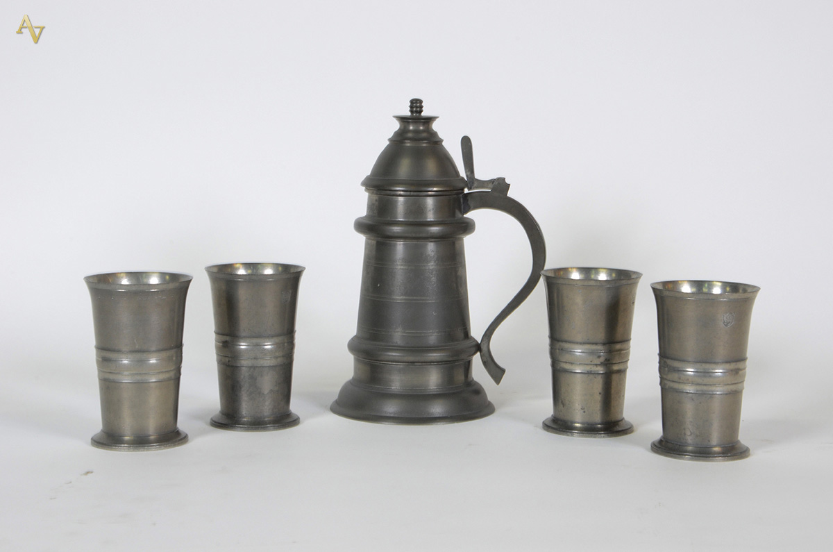 Conjunto para vinho de estanho, composto de garrafa(alt. 28 cm) e 4...