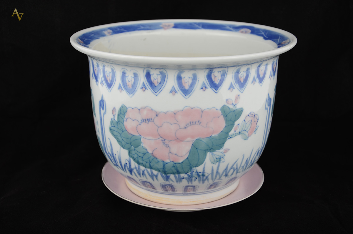 Cachepot de porcelana oriental com flores em policromia, acompanha...