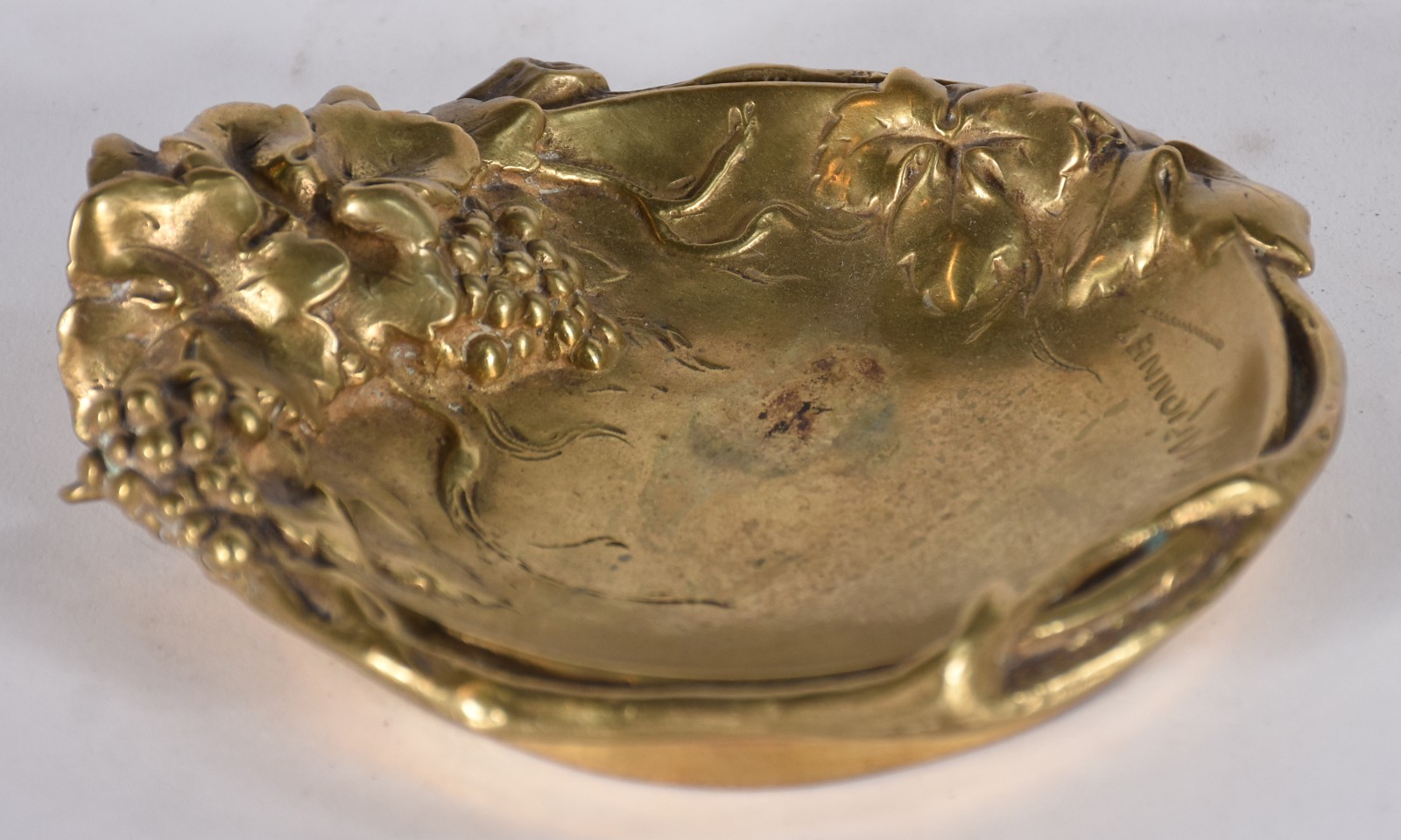 Pequeno centro de mesa de bronze com folhas e uvas em relevo. - foto 1 de 6