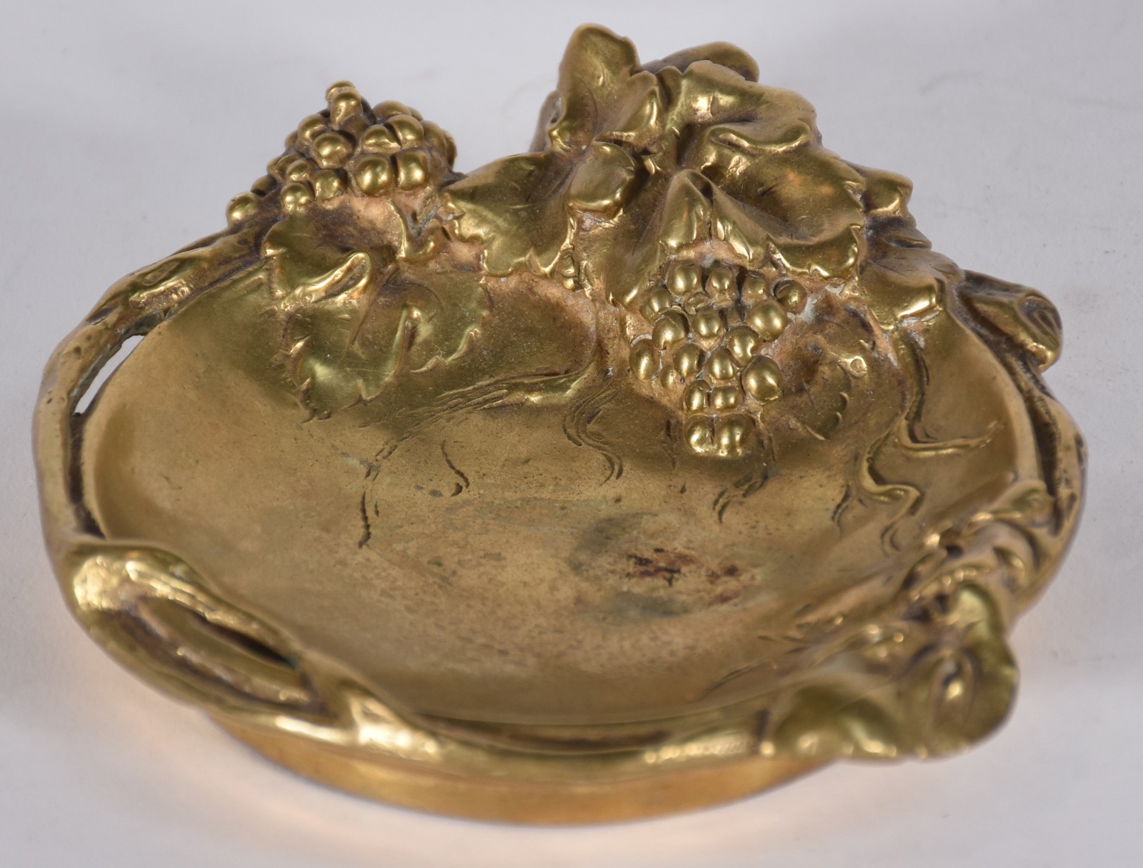 Pequeno centro de mesa de bronze com folhas e uvas em relevo. - foto 2 de 6