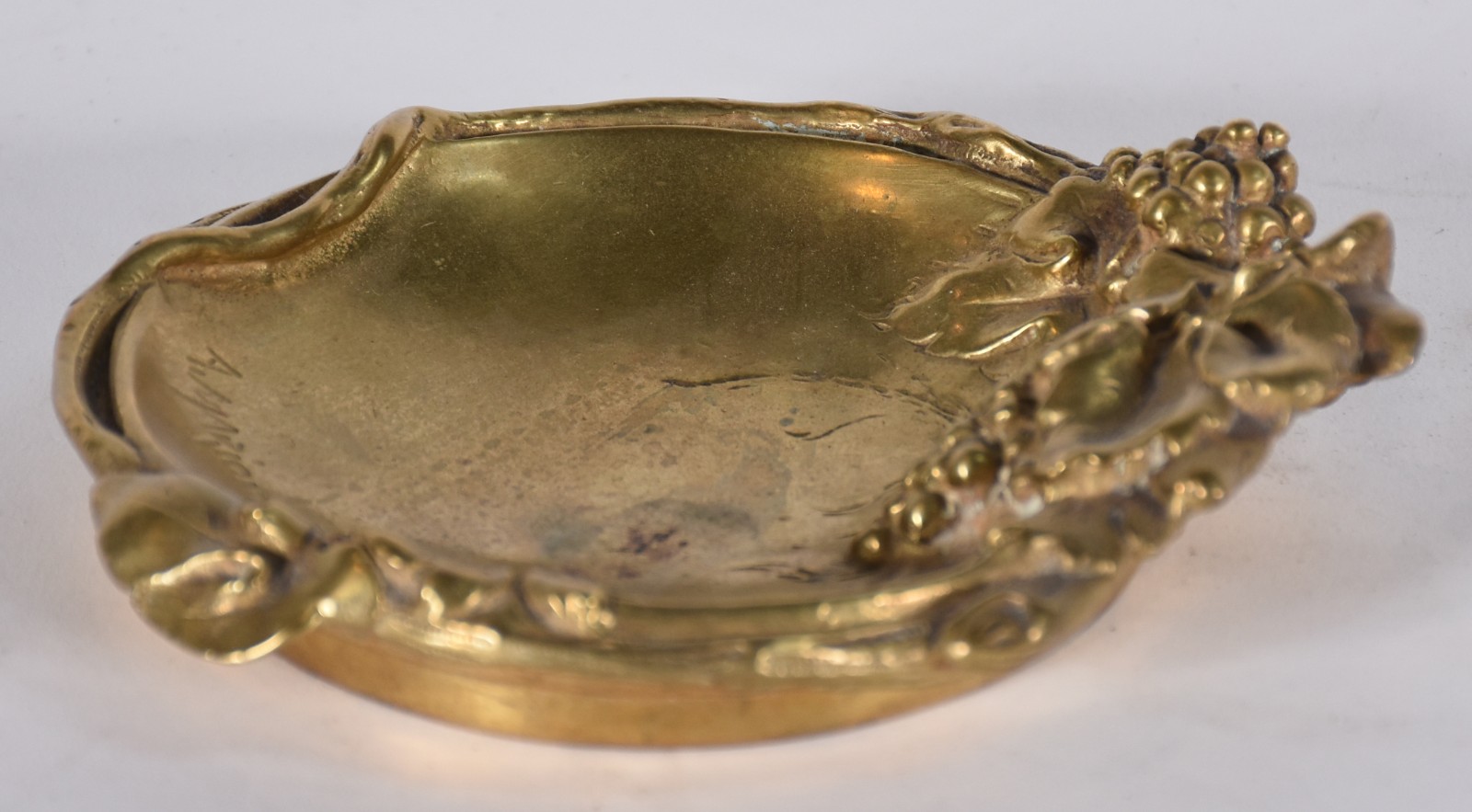 Pequeno centro de mesa de bronze com folhas e uvas em relevo. - foto 3 de 6