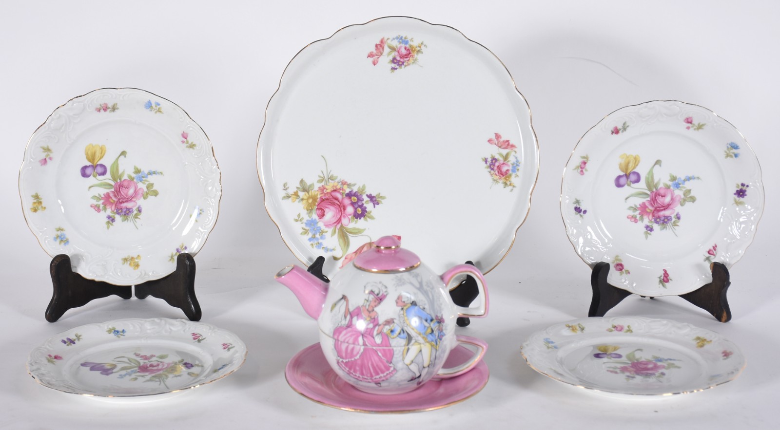 Diversas peças de porcelana policromada, sendo: um bule para chá... - foto 1 de 8