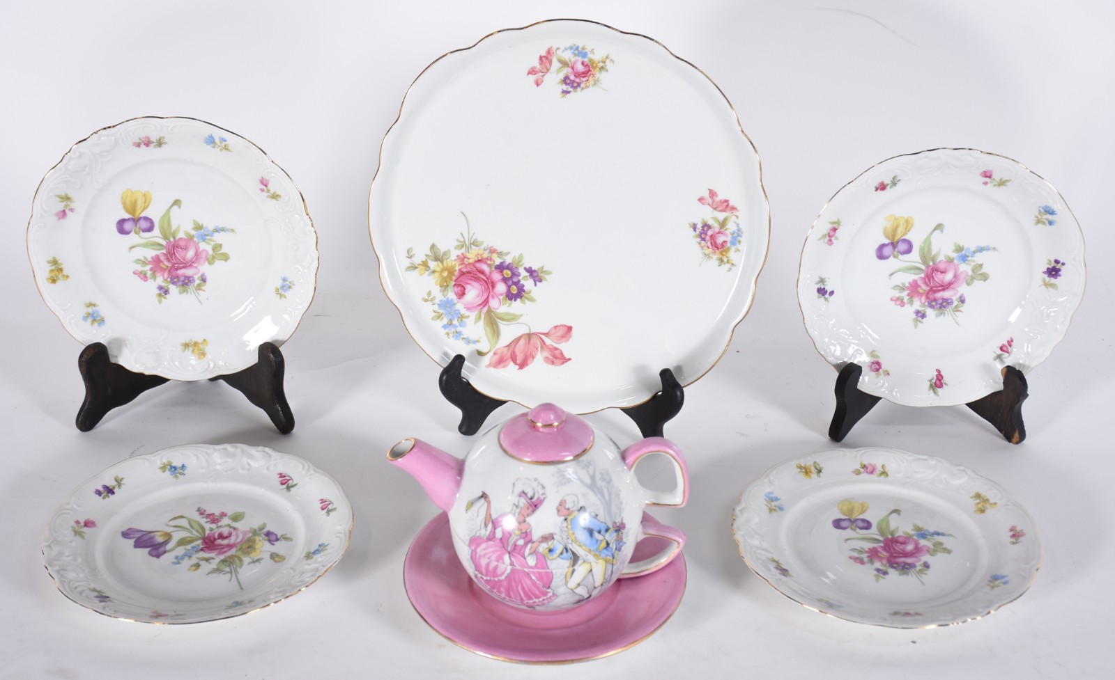 Diversas peças de porcelana policromada, sendo: um bule para chá... - foto 2 de 8