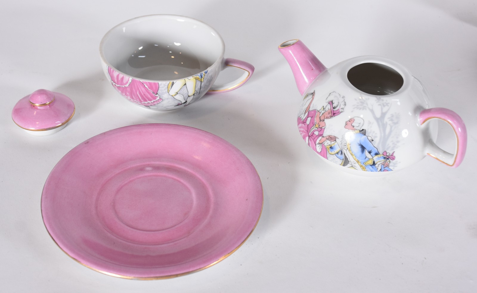 Diversas peças de porcelana policromada, sendo: um bule para chá... - foto 4 de 8