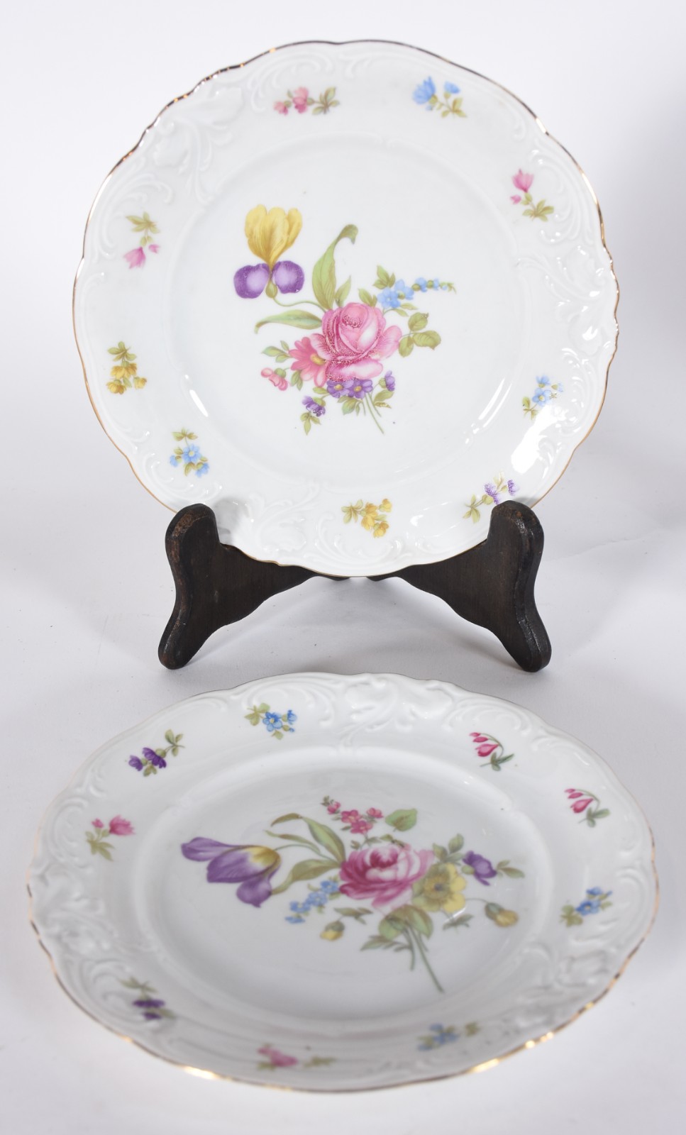 Diversas peças de porcelana policromada, sendo: um bule para chá... - foto 5 de 8