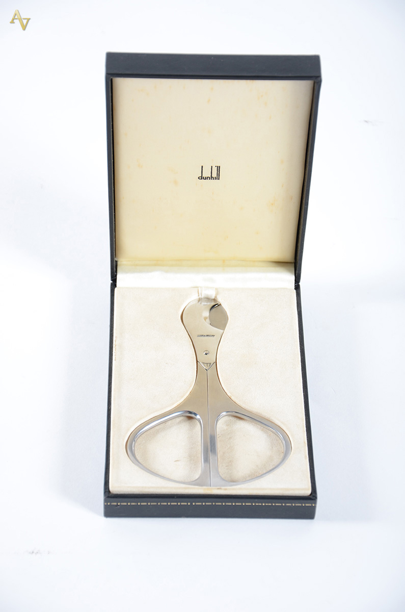 Cortador de charutos , DUNHILL, no estojo. Med. 11 x 16 cm.