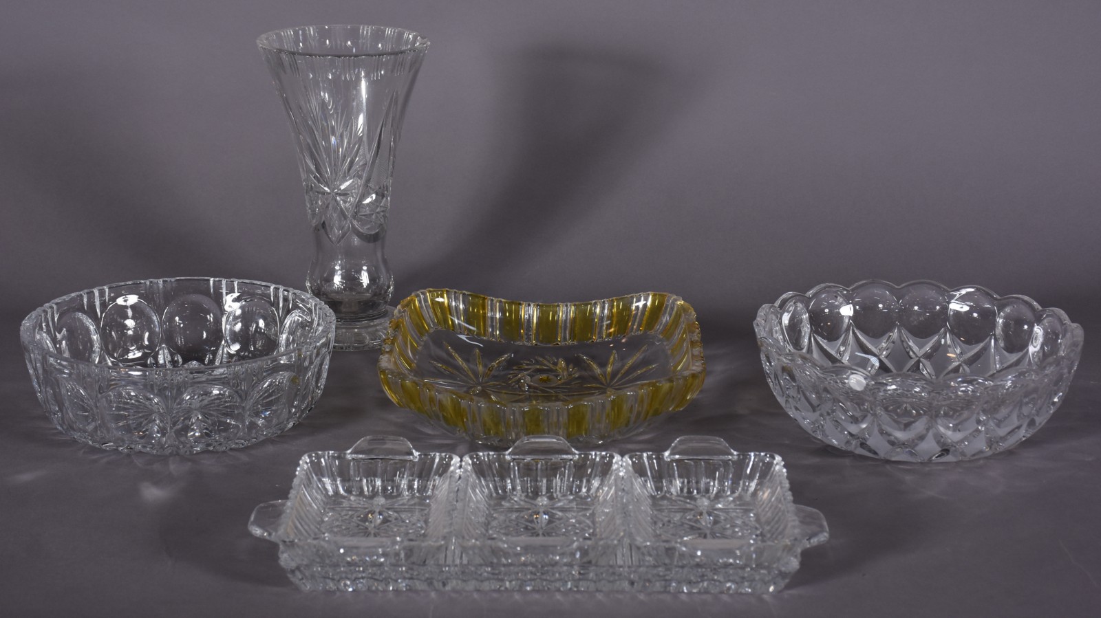 Cinco peças diversas de cristal, sendo: 3 bowls, vaso e porta... - foto 1 de 9