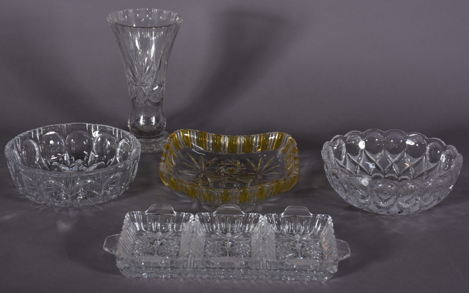 Cinco peças diversas de cristal, sendo: 3 bowls, vaso e porta... - foto 2 de 9