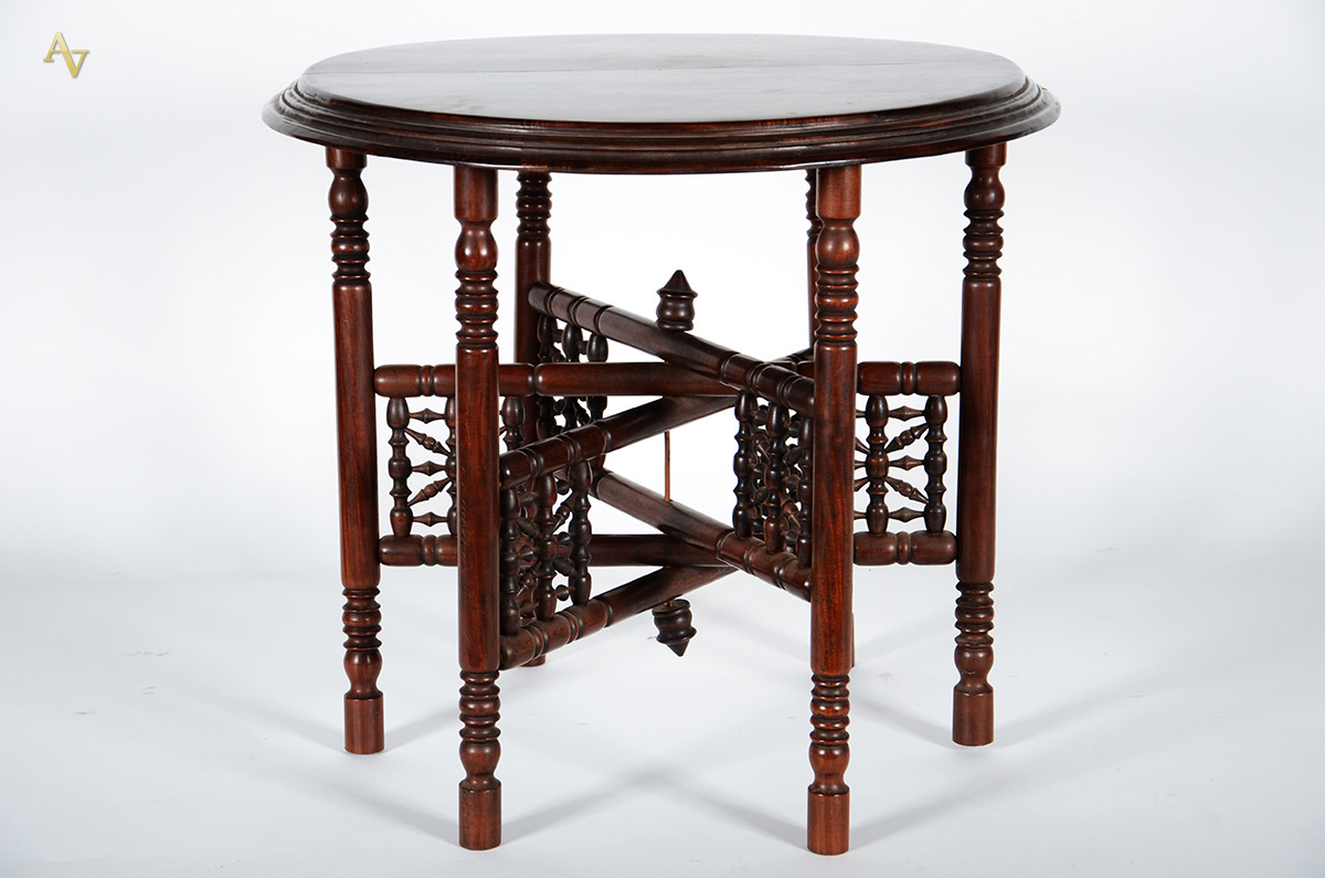 Mesa redonda de madeira nobre estilo oriental, diam.57 alt. 52 cm. - foto 1 de 2