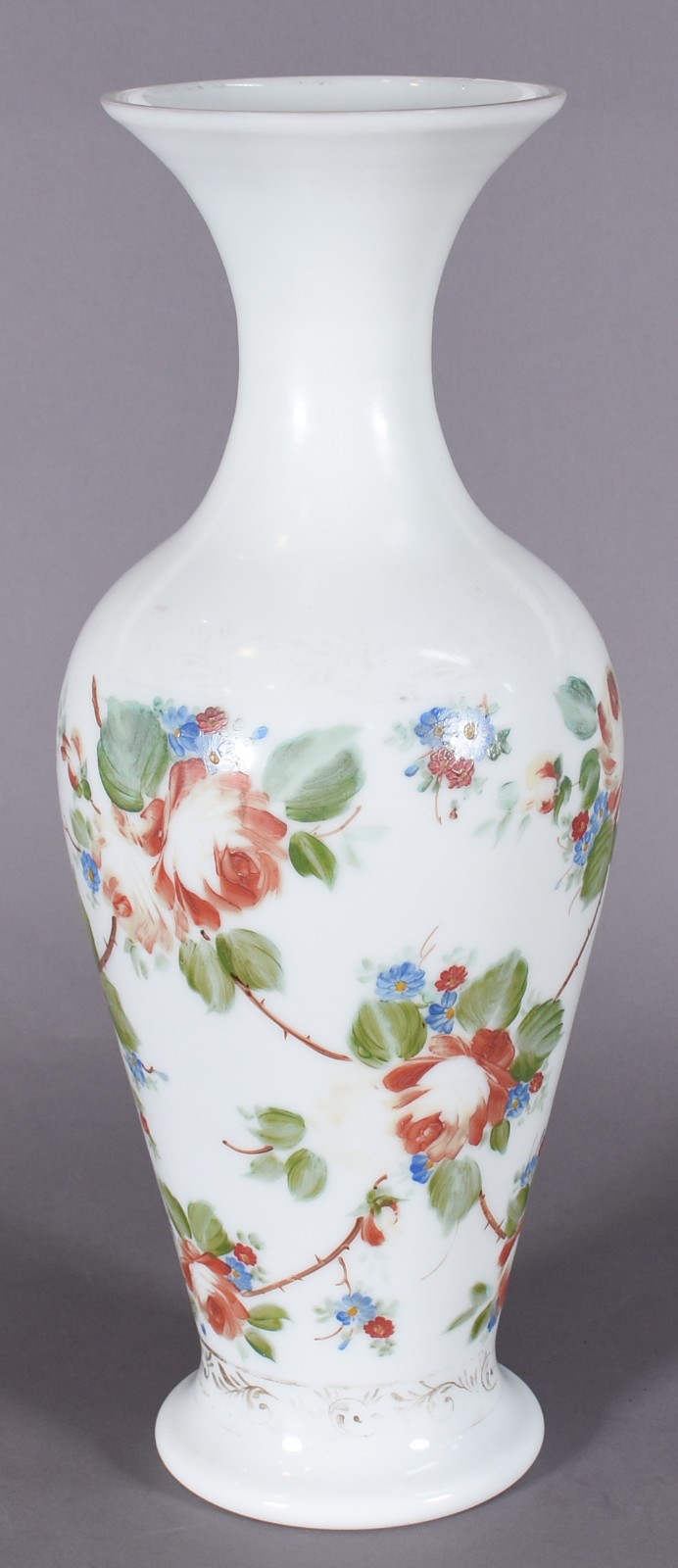 Antigo vaso de opalina branca com flores em policromia, resquícios de... - foto 1 de 4
