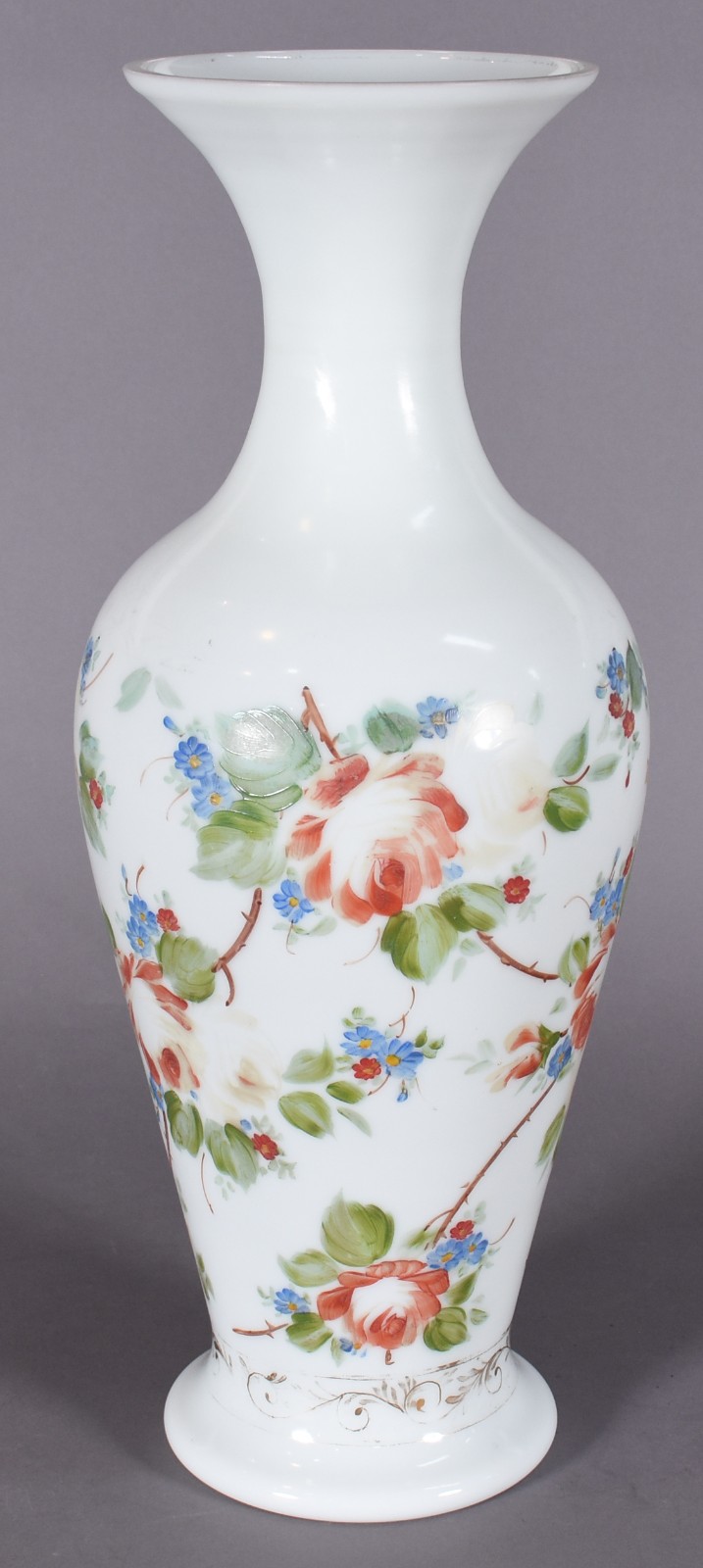 Antigo vaso de opalina branca com flores em policromia, resquícios de... - foto 3 de 4