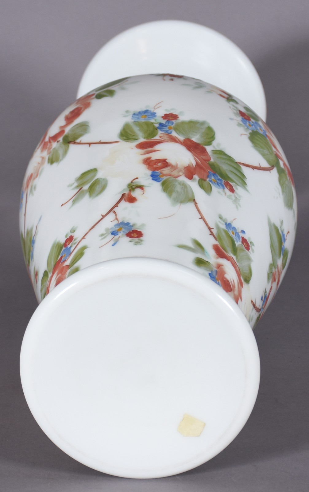Antigo vaso de opalina branca com flores em policromia, resquícios de... - foto 4 de 4