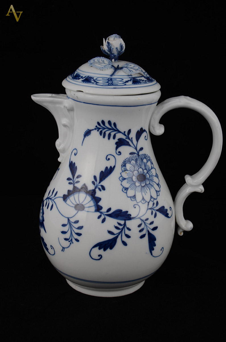 Bule de porcelana alemã de Meissen na cor azul e branca. Alt. 26 cm.