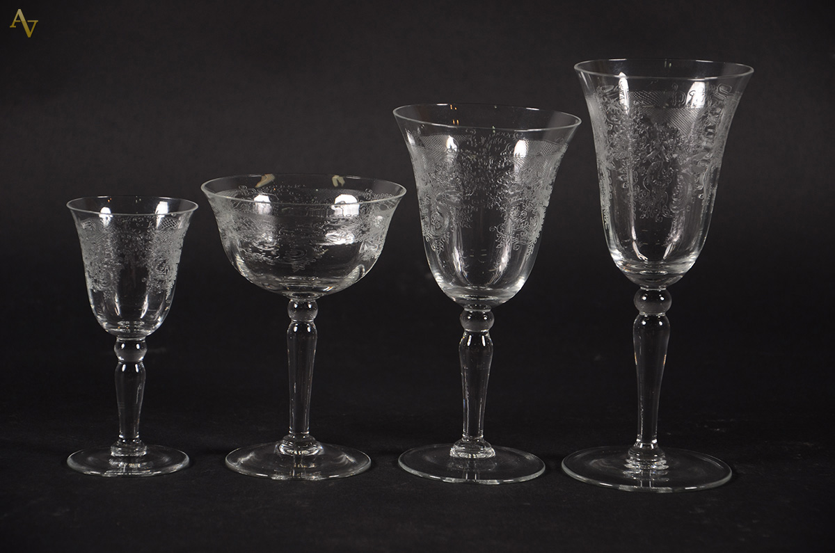 Conjunto de cálices de cristal lavrado, sendo 6 para champagne; 6...