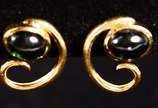 Brincos de ouro 18 k com turmalina verde caboch... - Brincos de ouro 18 k com turmalina verde cabocham. Aro 5,9 - peso: 5,9 gr.