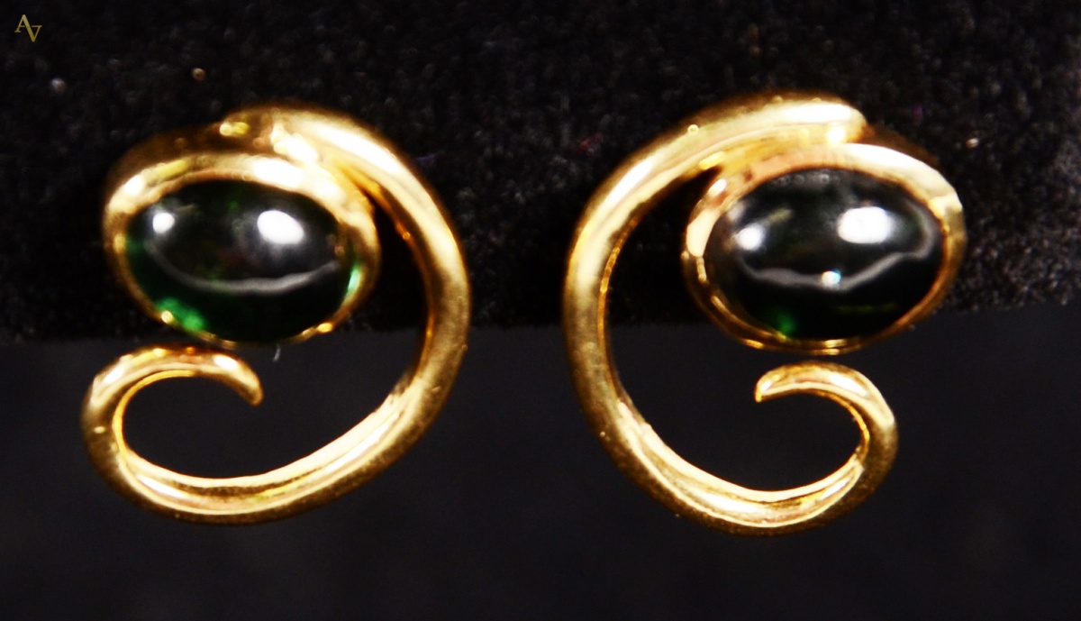 Brincos de ouro 18 k com turmalina verde cabocham. Aro 5,9 - peso...