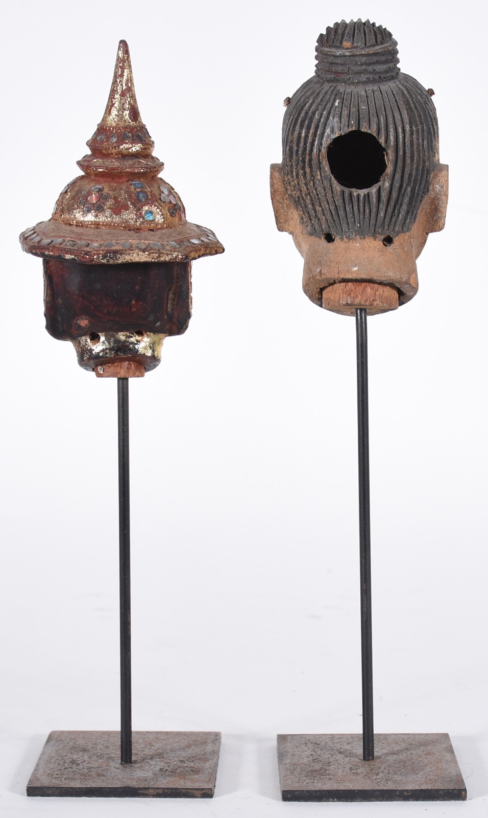 Duas cabeças de madeira entalhada sobre bases de metal, com oxidações. - foto 3 de 8