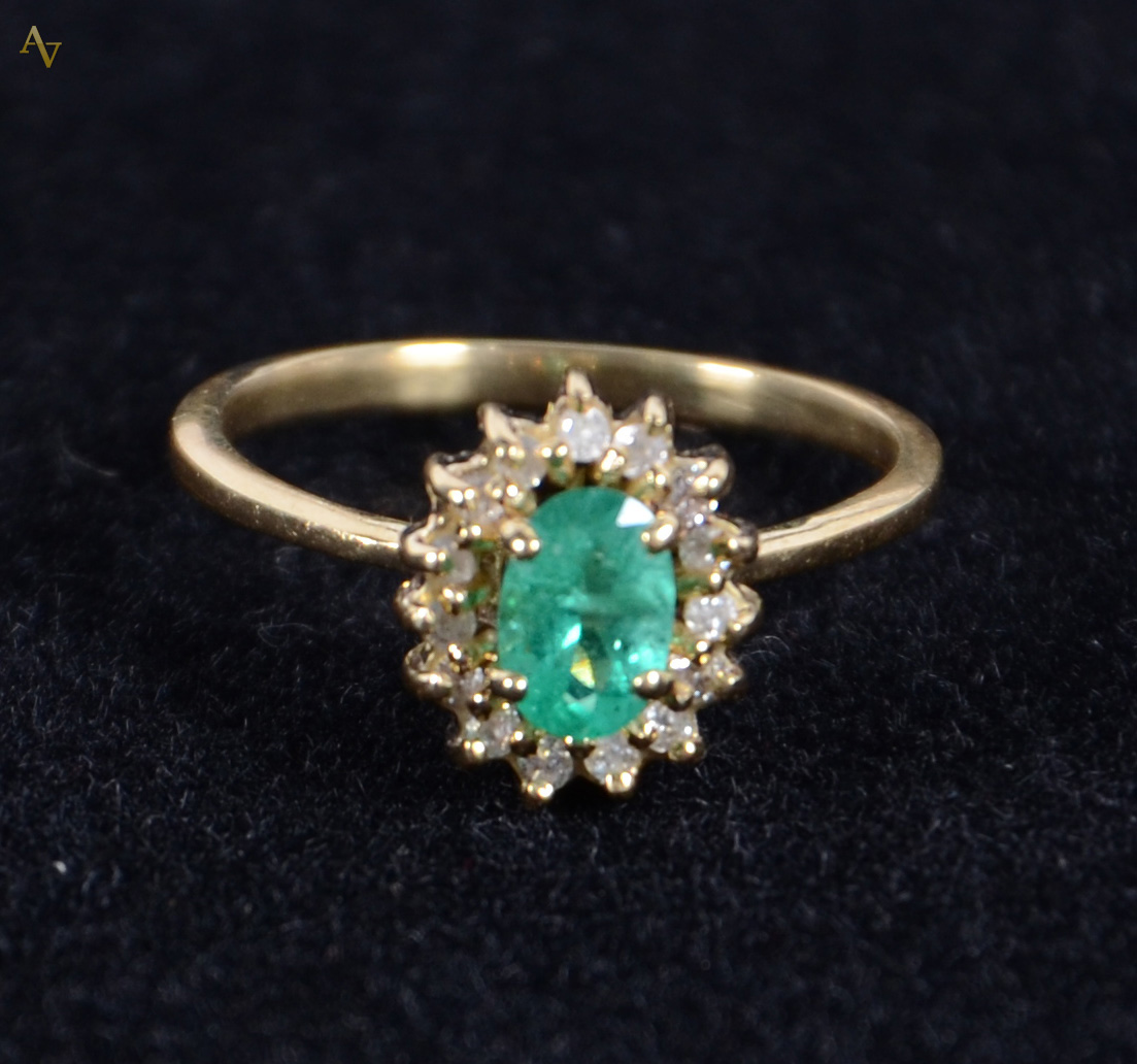 Anel de ouro 18 k com esmeralda e brilhantes. Peso - 2.8 gr.