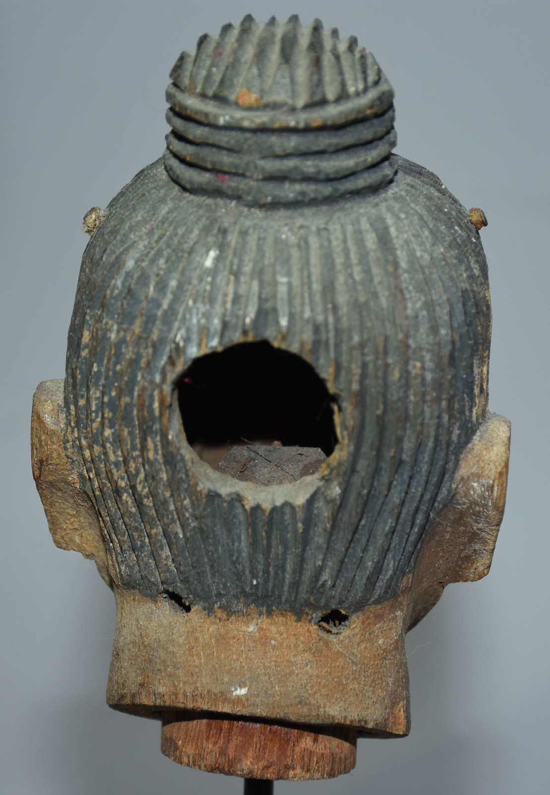 Duas cabeças de madeira entalhada sobre bases de metal, com oxidações. - foto 7 de 8